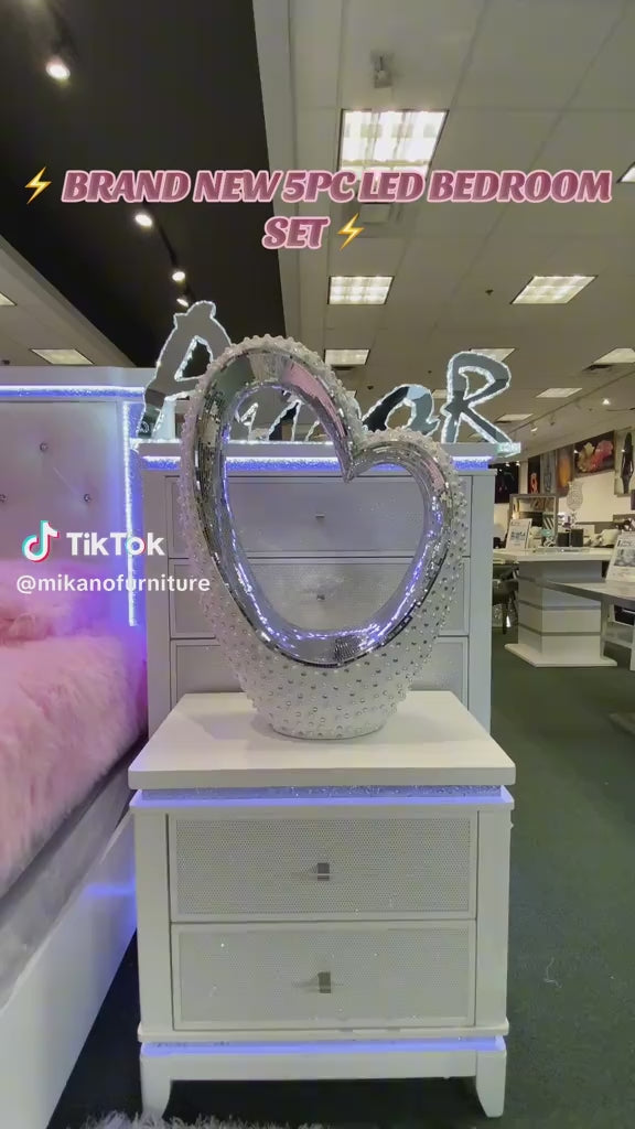 Cargar vídeo: GRUPO DE CAMA QUEEN ALINA BLANCO CON LED